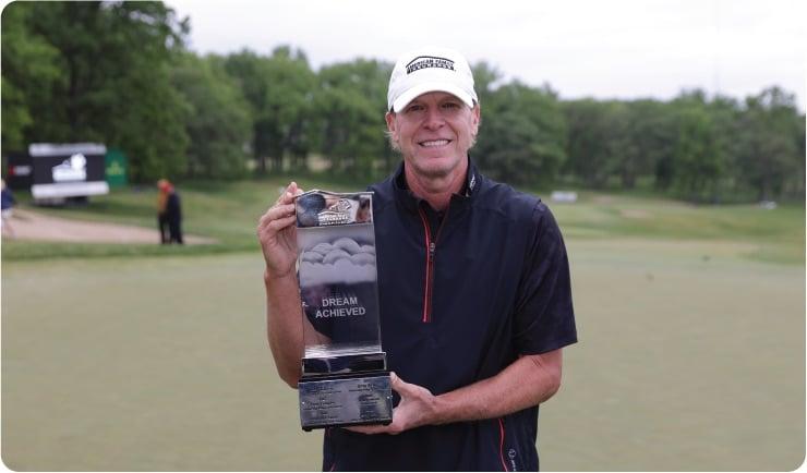 Steve Stricker holding a trophy